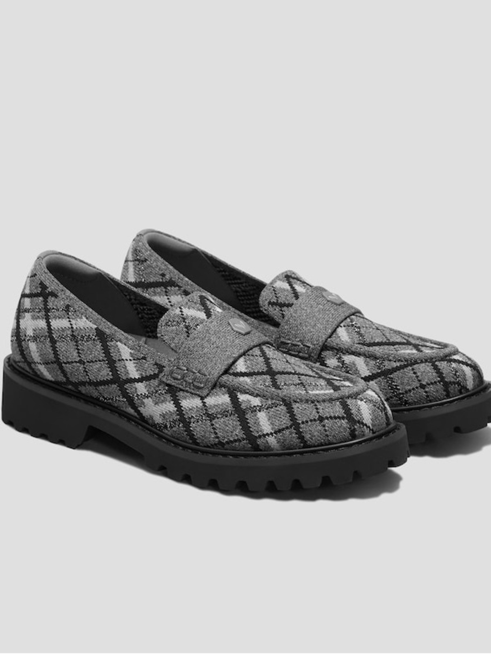 Vivaia NWOT Round Toe Francesca Chunky Heel Loafers